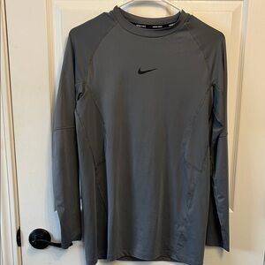 Nike Pro Big Kids Dri-Fit long sleeve top. Gray. Size XL. Good condition